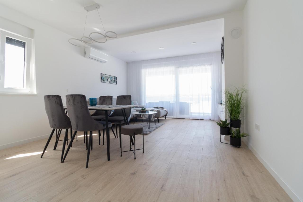 Luxury Beachfront Villa Crystal Aenona - By Ta Leut Agency Нин Екстериор снимка